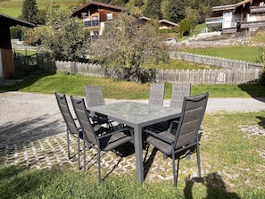 Plante, Table, Meubles, Bâtiment, Tableau De Plein Air, Mobilier De Jardin, Arbre, Lot Terre, Chaise, Herbe