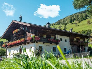 Wolke, Himmel, Pflanze, Blume, Gebäude, Fenster, Baum, Natürliche Landschaft, Vegetation, Haus