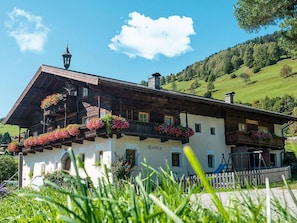 Nuage, Ciel, Plante, Fleur, Bâtiment, Fenêtre, Arbre, Paysage Naturel, Végétation, Maison
