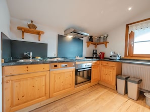 Küche, Holz, Cabinetry, Interior Design, Countertop, Küchengerät, Major Appliance, Flooring, Möbel, Decke