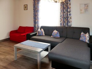 Möbel, Zimmer, Eigentum, Couch, Wohnzimmer, Interior Design, Fussboden, Tabelle, Kaffetisch, Komfort