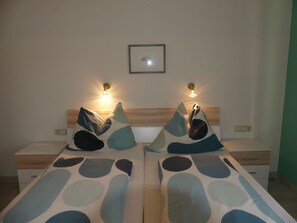 Gebäude, Möbel, Komfort, Bettrahmen, Textil, Holz, Haus, Lampe, Interior Design, Dekoration