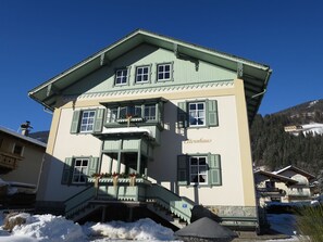 Himmel, Gebäude, Fenster, Haus, Schnee, Steigung, Hütte, Abstellgleis, Baum, Fassade
