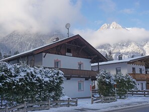 Nuage, Ciel, Neige, Montagne, Bâtiment, Fenêtre, Plante, Pente, Maison, Atmospherique Phénomène