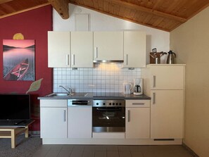 Appareil De Cuisine, Cuisine, Comptoir, Principaux Appliance, Cabinetry, Meubles, Sol, Cuisinière, Bois, Evier