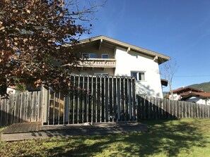 Himmel, Pflanze, Gebäude, Holz, Haus, Fenster, Baum, Grundstueck, Zaun, Gras