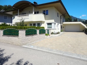 Himmel, Gebäude, Pflanze, Fenster, Haus, Schatten, Grundstueck, Strassenbelag, Tür