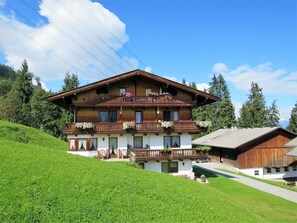 Wolke, Himmel, Pflanze, Eigentum, Gebäude, Fenster, Grün, Baum, Natürliche Landschaft, Haus