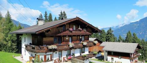 Himmel, Wolke, Pflanze, Gebäude, Berg, Baum, Fenster, Natürliche Landschaft, Grundstueck, Haus