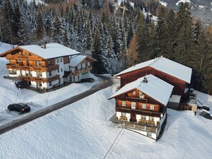 Neige, Bâtiment, Fenêtre, Véhicule, Maison, Arbre, Bois, Pente, Chalet, Montagne