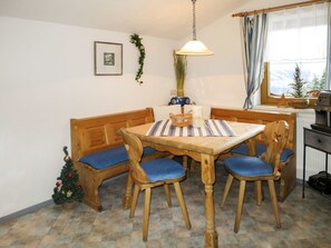 Pièce, Meubles, Salle À Manger, Propriété, Table, Sol, Design Intérieur, Table Cuisine Et Salle A Manger, Maison, Bâtiment