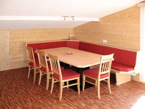 Zimmer, Möbel, Eigentum, Tabelle, Fussboden, Interior Design, Haus, Esszimmer, Gebäude, Decke
