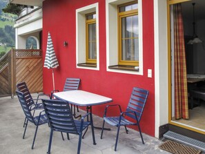 Mueble, Mesa, Silla, Ventana, Sombra, Naranja, Diseño De Interiores, Mesa Al Aire Libre, Madera, Edificio