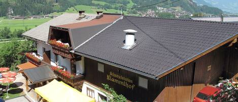 Edificio, Montaña, Planta, Nube, Ventana, Cielo, Casa, Madera, Pendiente, Cabaña