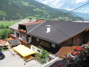 Bâtiment, Montagne, Plante, Nuage, Fenêtre, Ciel, Maison, Bois, Pente, Chalet