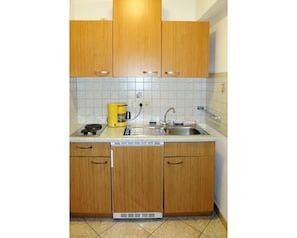Countertop, Cabinetry, Küche, Zimmer, Möbel, Eigentum, Schrank, Interior Design, Sinken, Major Appliance