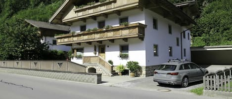 Pflanze, Gebäude, Eigentum, Auto, Fahrzeug, Baum, Asphalt, Haus, Strassenbelag, Himmel