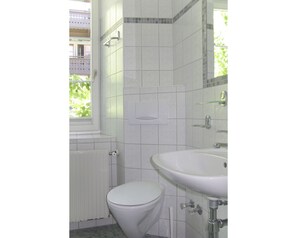 Salle De Bains, Propriété, Tuile, Pièce, Mur, Robinet, Design Intérieur, Luminaire Plomberie, Accessoire Salle De Bain, Sol