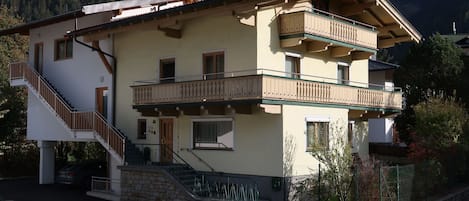 Building, Plant, Mountain, Sky, Property, Window, House, Tree, Neighbourhood, Facade