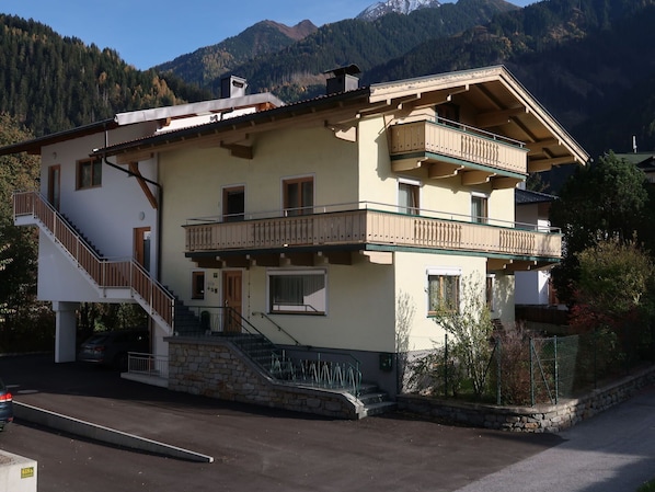 Building, Plant, Mountain, Sky, Property, Window, House, Tree, Neighbourhood, Facade