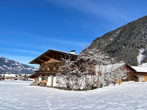 Himmel, Schnee, Berg, Wolke, Gebäude, Haus, Steigung, Natürliche Landschaft, Terrain, Landschaft