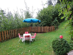 Hinterhof, Eigentum, Garten, Gras, Rasen, Garten, Strauch, Terrasse, Baum, Haus