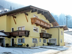 Sky, Building, Snow, Window, Plant, Neighbourhood, House, Tree, Wood, Residential Area