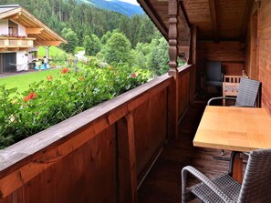 Plante, Bâtiment, Fleur, Table, Bois, Arbre, Maison, Fenêtre, Architecture, Tache De Bois