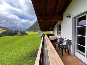 Nuage, Fenêtre, Bâtiment, Ciel, Plante, Bois, Arbre, Herbe, Porche, Immobilier