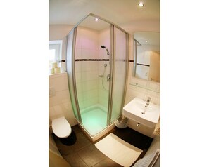 Salle De Bains, Pièce, Propriété, Luminaire Plomberie, Design Intérieur, Architecture, Maison, Baignoire, Verre, Daylighting