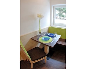 Meubles, Pièce, Table, Propriété, Design Intérieur, Table Basse, Maison, Sol, Dur, Salle À Manger