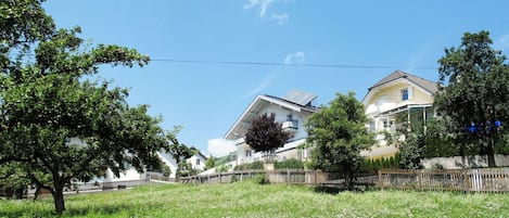 Eigentum, Haus, Himmel, Grundstueck, Natürliche Landschaft, Zuhause, Ländliches Gebiet, Gras, Baum, Grundeigentum