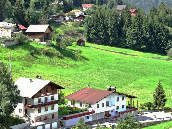 Pflanze, Eigentum, Gebäude, Grün, Natürliche Landschaft, Natur, Baum, Hochland, Haus, Vegetation