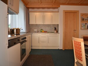 Cabinetry, Comptoir, Cuisine, Bois, Design Intérieur, Électroménager, Cuisinière, Sol, Tache De Bois, Sol