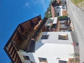 Himmel, Gebäude, Fenster, Eigentum, Pflanze, Blau, Die Architektur, Holz, Wolke