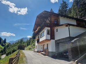Wolke, Himmel, Gebäude, Pflanze, Fenster, Haus, Steigung, Hochland, Baum, Holz