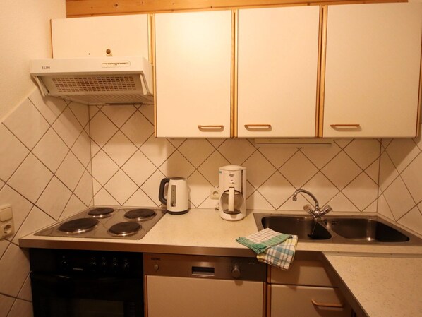 Küchengerät, Küche, Major Appliance, Holz, Countertop, Interior Design, Spüle, Herd, Möbel, Herd