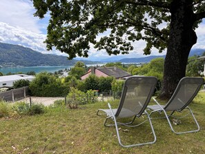 Pflanze, Himmel, Möbel, Wolke, Tabelle, Baum, Natürliche Landschaft, Schatten, Gartenmöbel, Grundstueck