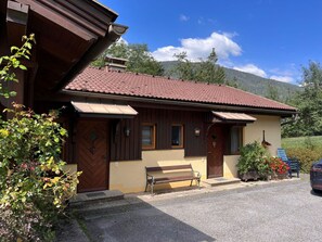 Pflanze, Himmel, Gebäude, Wolke, Eigentum, Fenster, Baum, Tür, Schatten, Haus