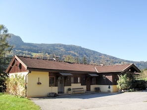 Sky, Plant, Building, Mountain, Window, Tree, House, Land Lot, Residential Area, Cottage