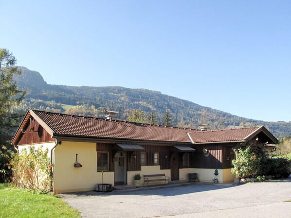Himmel, Pflanze, Gebäude, Berg, Fenster, Baum, Haus, Grundstueck, Wohngebiet, Hütte