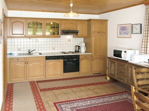 Zimmer, Möbel, Cabinetry, Eigentum, Küche, Countertop, Fussboden, Interior Design, Gebäude, Fliese