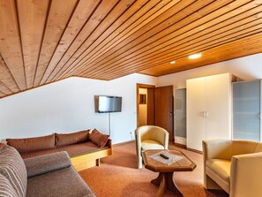 Property, Furniture, Comfort, Wood, Building, Lighting, Interior Design, Architecture, Living Room, Table