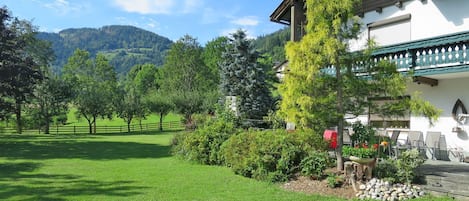 Natürliche Landschaft, Grün, Vegetation, Himmel, Eigentum, Bergforms, Berg, Gras, Natürlichen Umgebung, Rasen