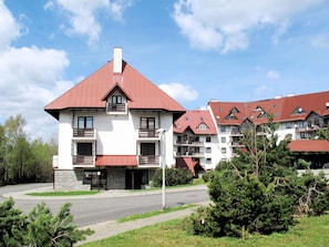 Wolke, Himmel, Pflanze, Gebäude, Fenster, Baum, Haus, Grundstueck, Gras, Urban Design