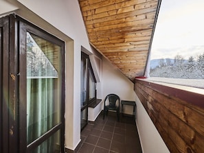 Gebäude, Holz, Fenster, Interior Design, Schatten, Flooring, Fussboden, Hartholz, Grundeigentum, Holzbeize
