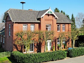 Pflanze, Himmel, Gebäude, Eigentum, Fenster, Baum, Haus, Grundstueck, Hütte, Gras