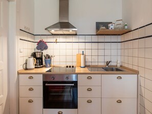 Cabinetry, Countertop, Eigentum, Möbel, Gebäude, Schublade, Zapfhahn, Herd, Sinken, Küche