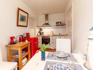 Tavolo, Proprietà, Mobilia, Azzurro, Interior Design, Legna, Soggiorno, Tavola, Parete, Pianta Della Casa