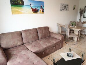 Couch, Eigentum, Möbel, Tabelle, Interior Design, Studio Couch, Wohnzimmer, Flooring, Wand, Fussboden